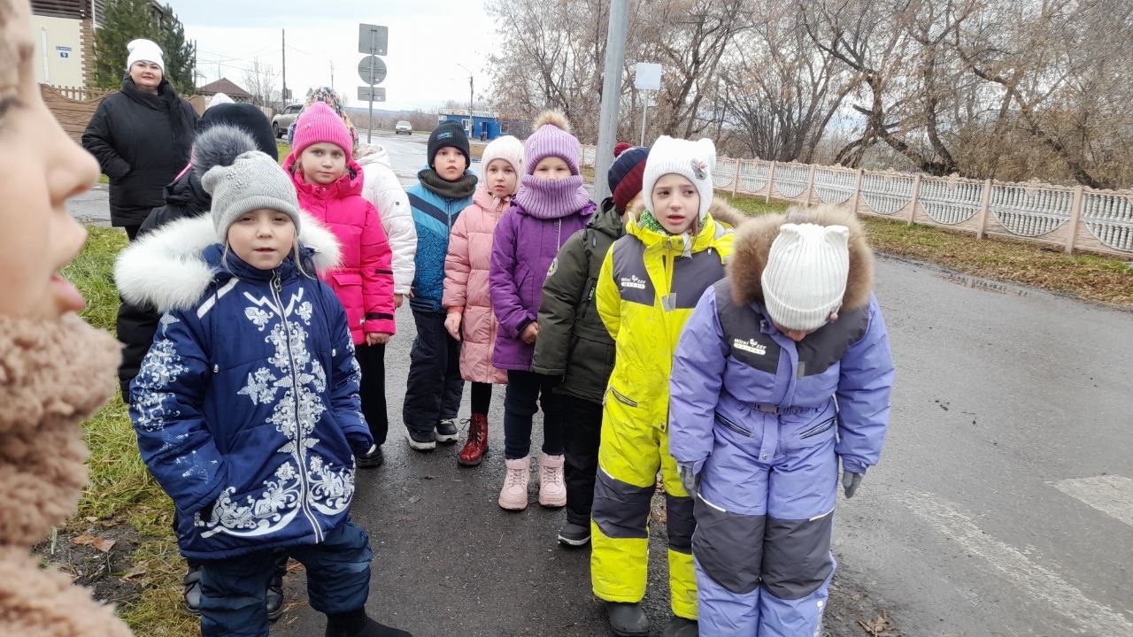 Соблюдение дорожной безопасности по пути в школу.